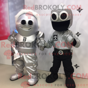 Maskotfigur av en Silver...