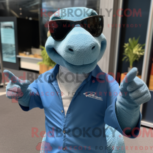 Maskotfigur av en blå...