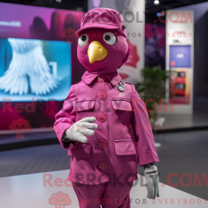 Maskotfigur af en magenta...