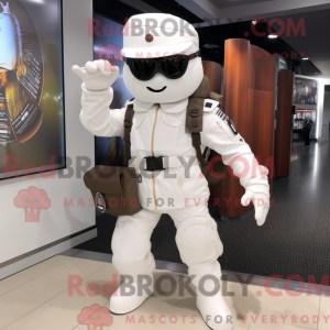 Mascote de commando branco com blazer e bolsas tipo carteiro - Mascotes de comando - REBROKO_383944 - RedBrokoly.com