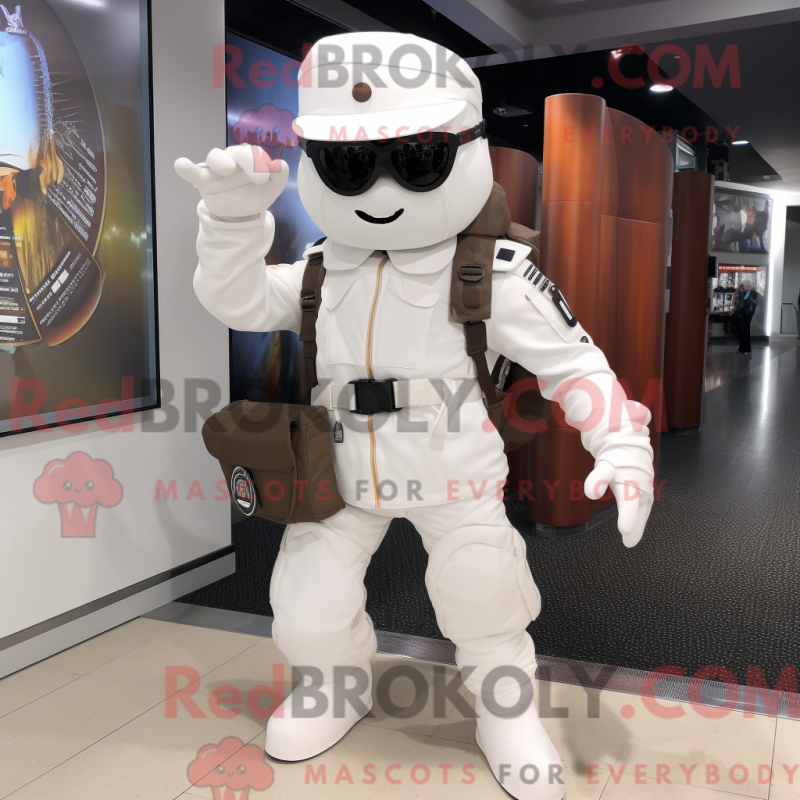 Mascote de commando branco com blazer e bolsas tipo carteiro - Mascotes de comando - REBROKO_383944 - RedBrokoly.com