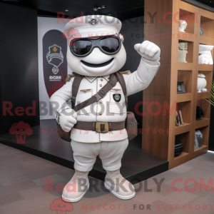 Mascote de commando branco com blazer e bolsas tipo carteiro - Mascotes de comando - REBROKO_383945 - RedBrokoly.com