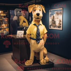 Maskotfigur af en guldhund...