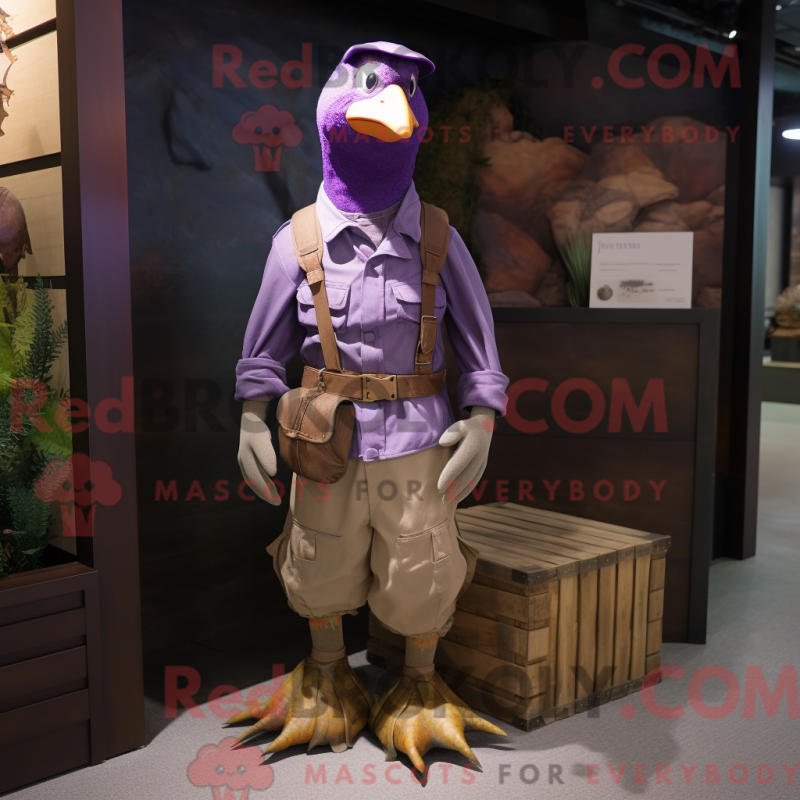 Característica de máscara de um pequeno valor usado com shorts cargo e cintos - Mascotes de codorna - RedBrokoly.com