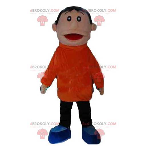 Menino mascote em roupa laranja e preta sorrindo -
