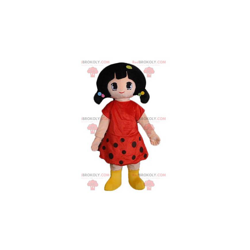 Menina morena mascote vestida com um vestido vermelho com
