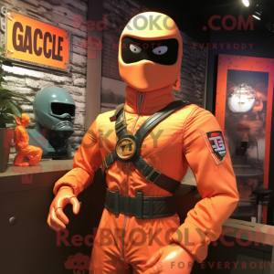 Maskotfigur af en Peach Gi...