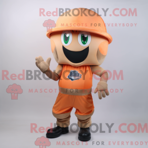 Maskotfigur af en Peach...
