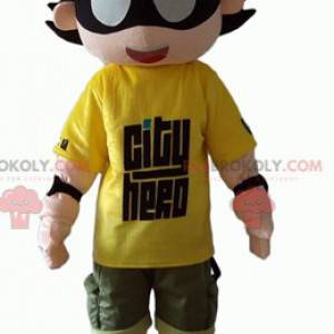 Mascotte bambino supereroe con una benda sugli occhi -