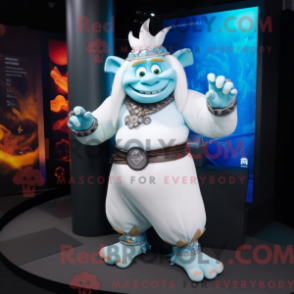 A máscara de um Ogro Branco é usada com uma máscara Maxi e uma braçadeira - Mascotes Ogros - REBROKO_387885 - RedBrokoly.com