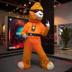 Maskotkarakter af en orange...
