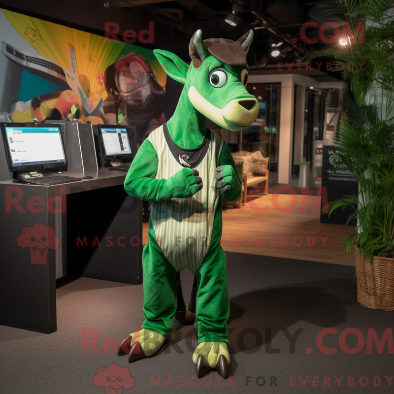 Máscara de ocapi verde com macacão e roupa - Mascotes Okapi - REBROKO_389435 - RedBrokoly.com