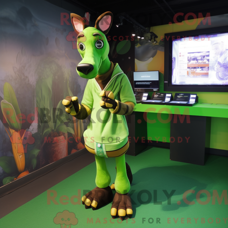 Máscara de ocapi verde com macacão e roupa - Mascotes Okapi - REBROKO_389436 - RedBrokoly.com