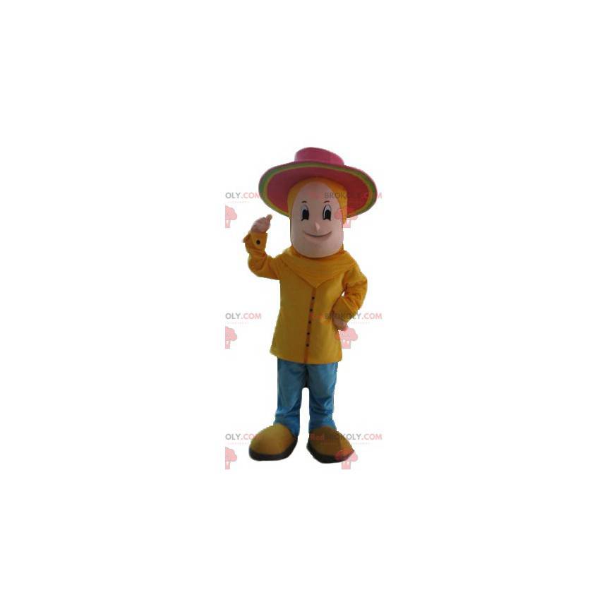 Chlapec maskot oblečený ve žluté barvě s růžovým kloboukem -