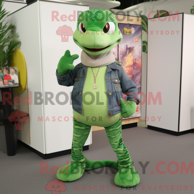 Maskot av Python i grön maskotdräkt med boyfriendjeans och broscher - Python Mascots - REBROKO_390090 - RedBrokoly.com