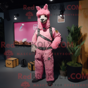 Maskotkarakter av en rosa...