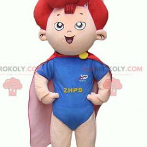Mascota infantil de un pequeño superhéroe con pelo rojo. -