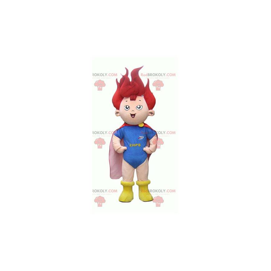 Mascota infantil de un pequeño superhéroe con pelo rojo. -