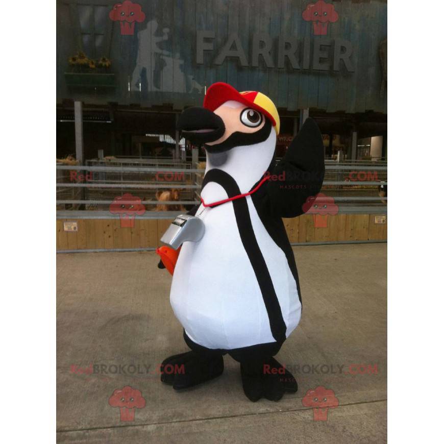 Mascotte de pingouin noir et blanc avec une casquette -