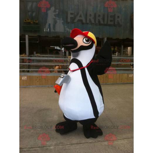 Mascotte del pinguino in bianco e nero con un berretto -