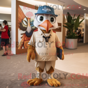 Personagem de máscara de Tan Falcon usando bermudas e bonés - Falcões mascotes - REBROKO_392510 - RedBrokoly.com