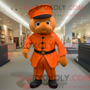 Maskotkarakter af en orange...