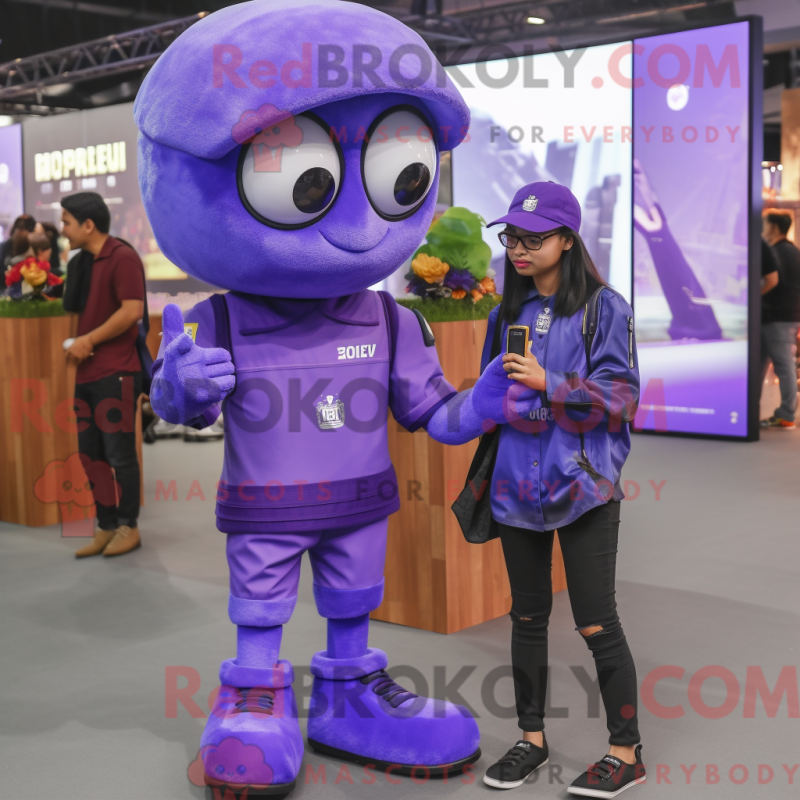 Fantasia de mascote de Para Commando roxo com jeans boyfriend e brincos - Mascotes do Para Commando - RedBrokoly.com