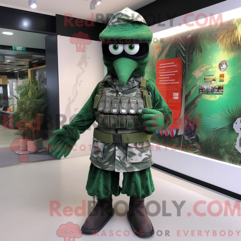 Característica de máscara de um comando verde com um linjeskjørt e skjerf - Mascotes de comando - RedBrokoly.com