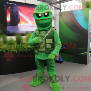 Característica de máscara de um comando verde com um linjeskjørt e skjerf - Mascotes de comando - RedBrokoly.com