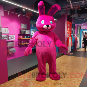 Maskotfigur af en magenta...