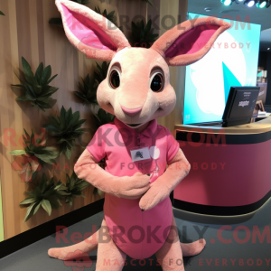 Maskotkarakter av en rosa...