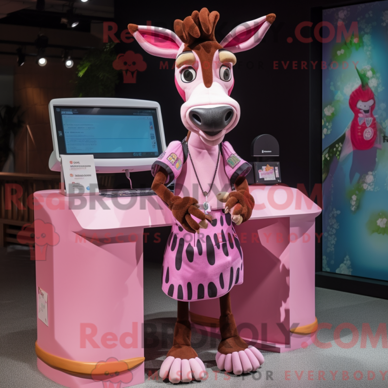 Característica da máscara de um ocapi rosa com uma flor e uma pena - Mascotes Okapi - REBROKO_396457 - RedBrokoly.com