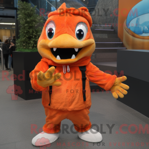 Maskotkarakter af en orange...