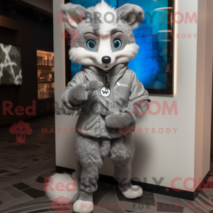 A máscara do Silver Fox é...
