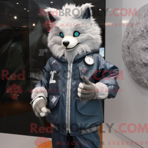 A máscara do Silver Fox é...