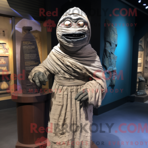 Personagem de máscara de...