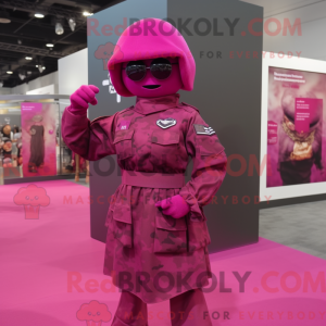 Maskotfigur af en magenta...