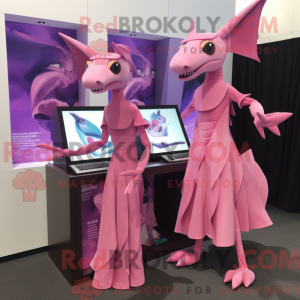 Maskotkarakter av en rosa...