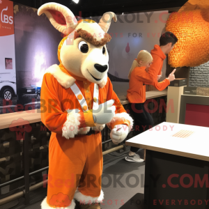 Maskotkarakter af en orange...