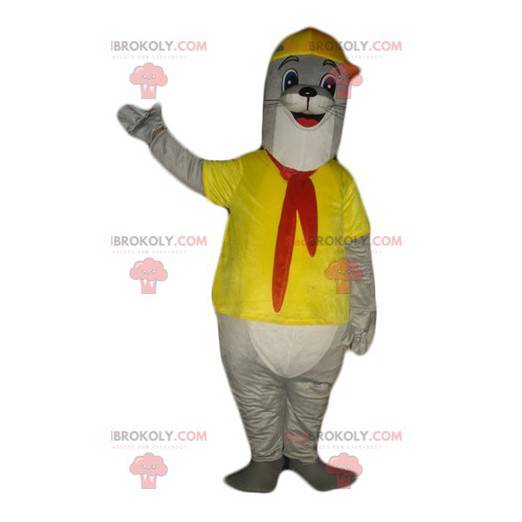 Mascota nutria gris y blanca vestida de amarillo -