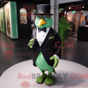 Característica da máscara de um verde devido ao fumo e ao brilho - Pombos mascotes - REBROKO_403164 - RedBrokoly.com