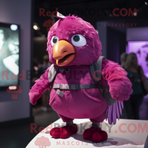 Maskotfigur af en magenta...