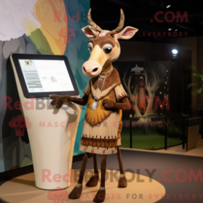 Característica da máscara de Tan Okapi com uma jaqueta pequena e bonés - Mascotes Okapi - REBROKO_403867 - RedBrokoly.com