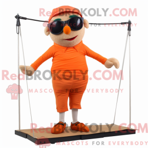 Maskotkarakter af en orange...