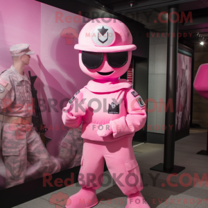 Maskotkarakter av en rosa...