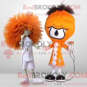 Maskotfigur af en orange...
