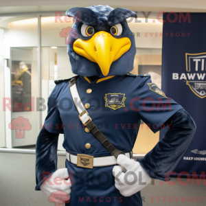Maskotfigur af en Navy Hawk...