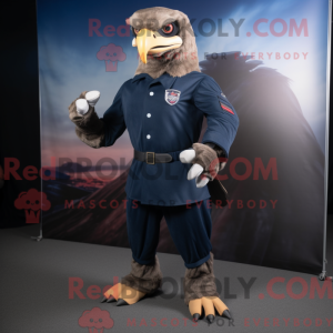 Maskotfigur af en Navy Hawk...