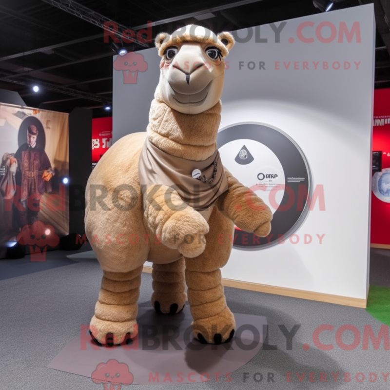 Fantasia de mascote de um Camelo Bege com Saia Circular e Cachecóis - Mascotes de camelo - REBROKO_407556 - RedBrokoly.com