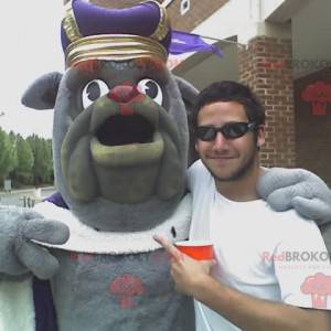 Gray bulldog mascot in king outfit - Redbrokoly.com